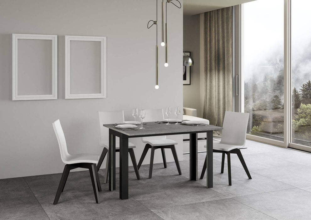 Tavolo Linea Double grigio apparecchiato con sedie