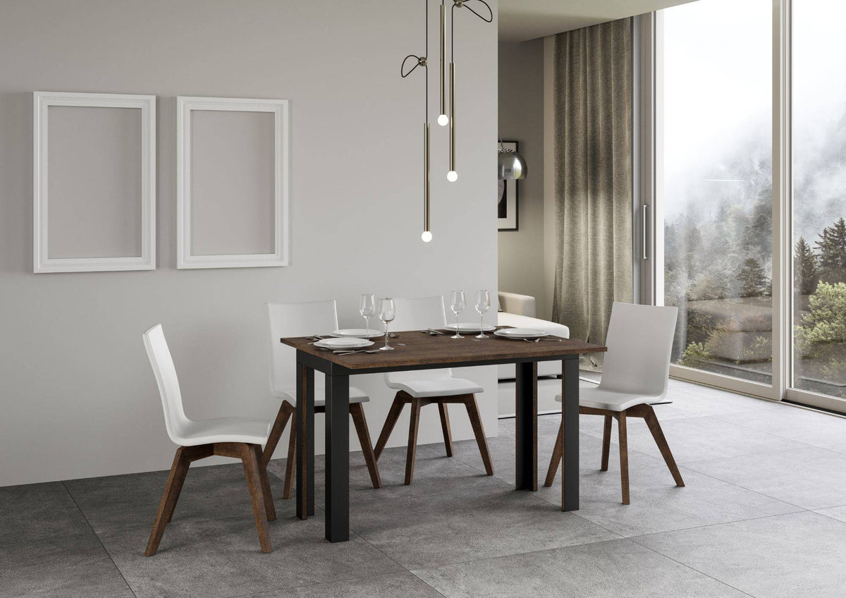 Tavolo Linea Double marrone apparecchiato con sedie