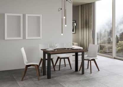 Tavolo Linea Double marrone apparecchiato con sedie