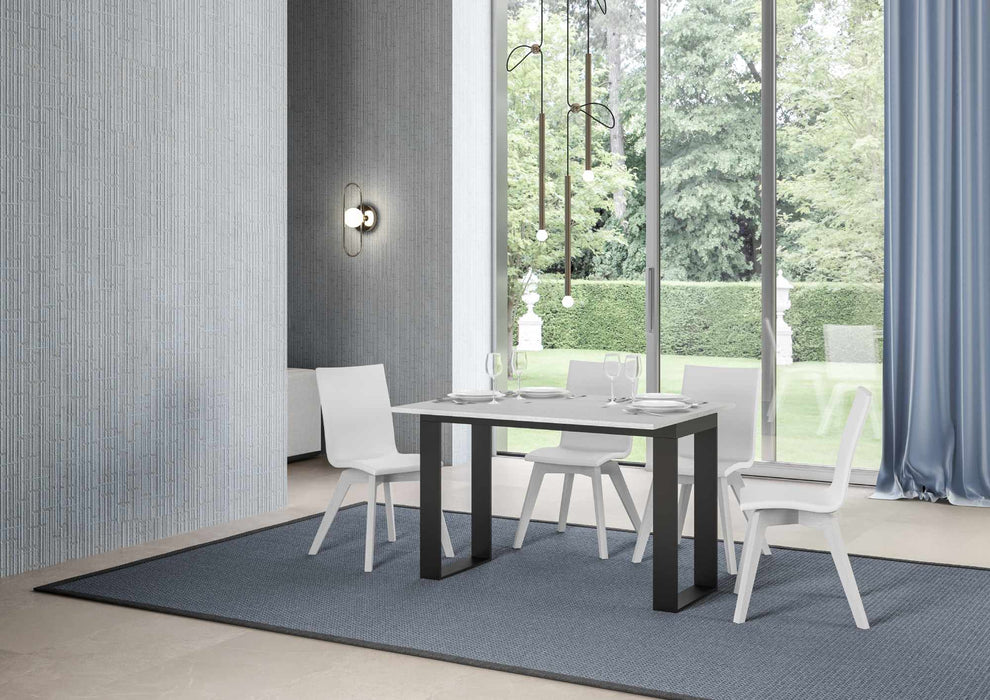 Tavolo Tecno Double aperto con sedie bianche