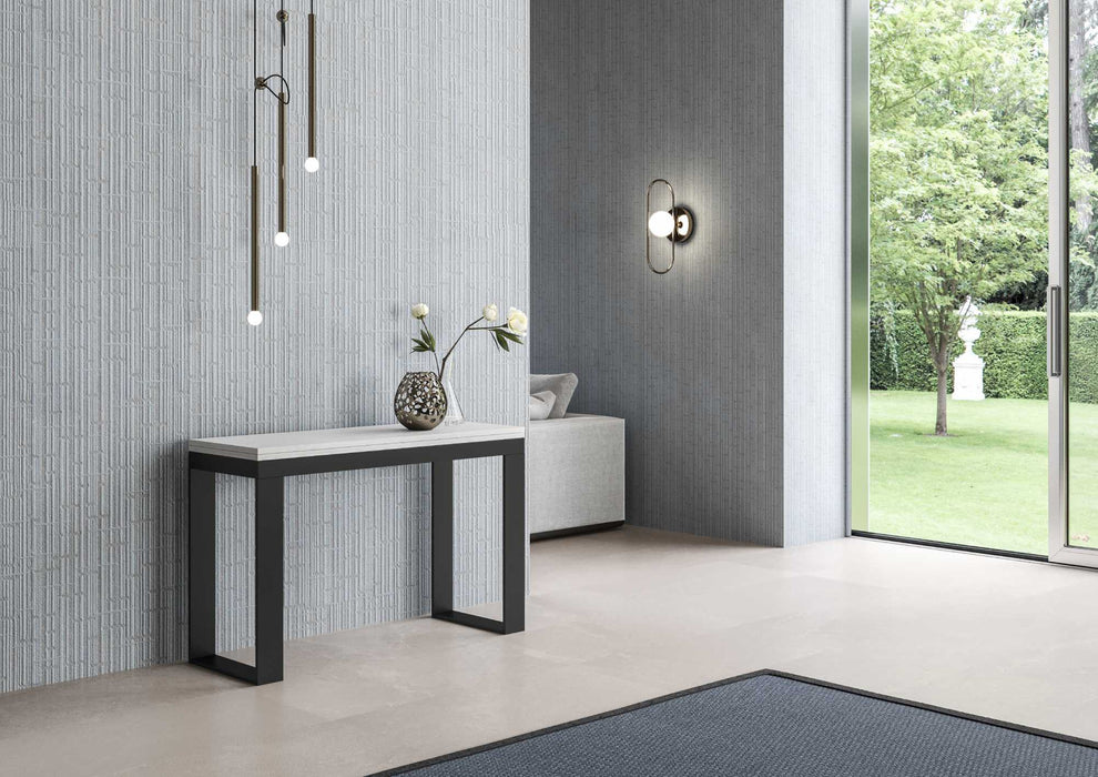 Tavolo Tecno Double chiuso in un elegante soggiorno