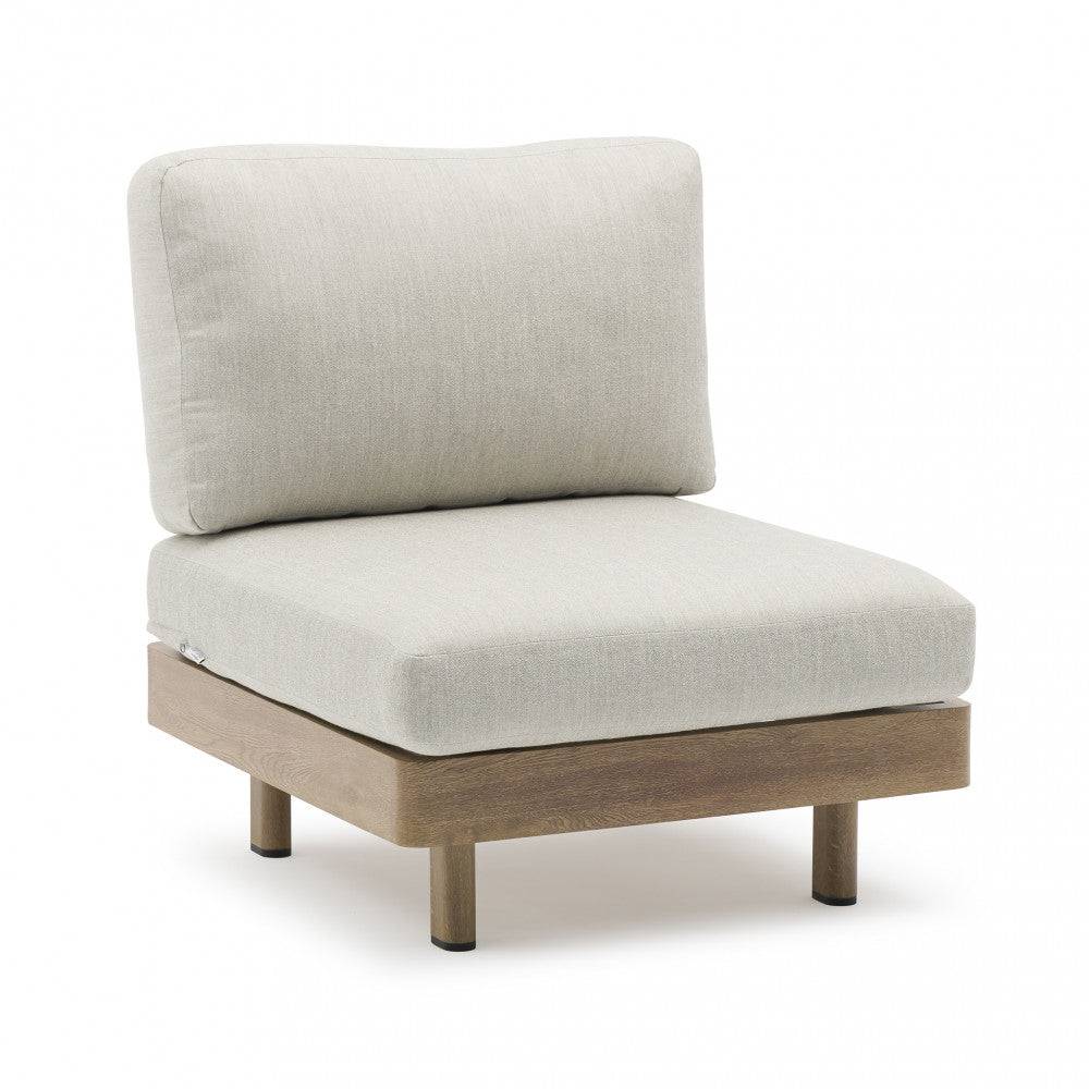 Poltrona moderna con struttura in legno chiaro, rivestimento in tessuto beige, schienale e seduta imbottiti, ideale per salotti eleganti