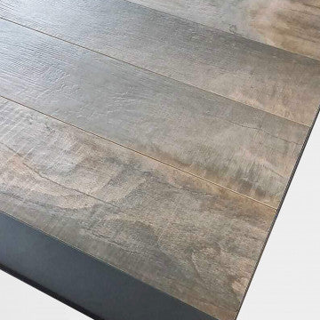 Dettaglio del piano in ceramica effetto legno del Tavolo Carson 195 x 90 cm, con finitura naturale e texture realistica.