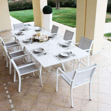 Tavolo rettangolare Zante allungabile in alluminio taupe, ideale per arredamento da esterno moderno.
