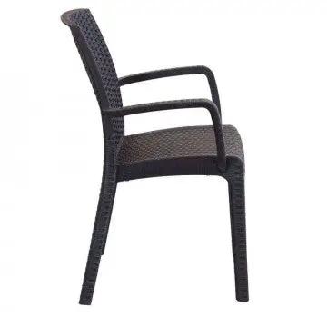 Vista laterale della Poltrona Indiana marrone in wicker con struttura plastica stampata. Design robusto e confortevole.