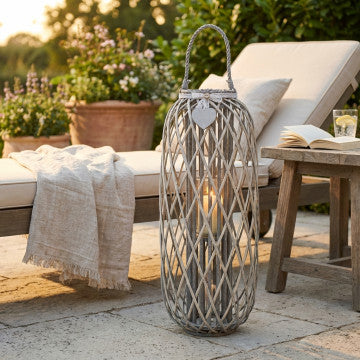Lanterna in vimini grigio e vetro con decoro a cuore, altezza 95 cm
