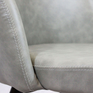 Poltrona con struttura in metallo e rivestimento in ecopelle
