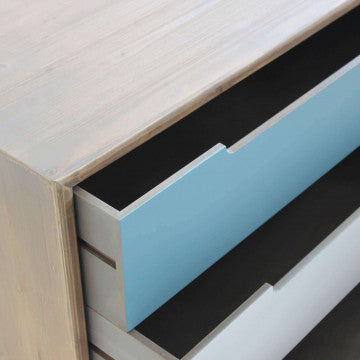 Mobile con struttura MDF, gambe pino, top marrone, 3 cassetti colorati