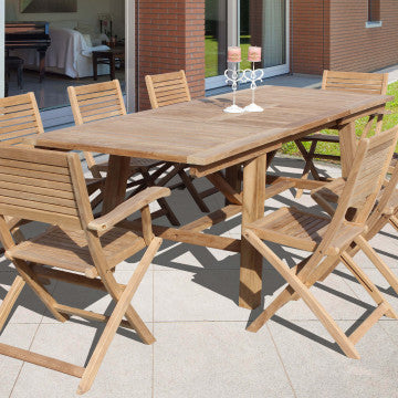 Set da giardino con più Poltrone Pieghevoli Mirage con braccioli attorno a un tavolo in teak, ideale per pranzi all'aperto.