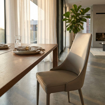 Sedia in ecopelle tortora, dimensioni 46,5x59x89 cm, peso 7,7 kg