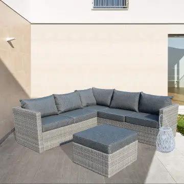 Salotto angolare Argentina con cuscini in wicker grigio UV protection, posizionato in un ambiente esterno moderno con pavimentazione chiara.