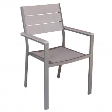 Poltrona Cervia impilabile con struttura in alluminio taupe e seduta in Polywood beige, elegante per ambienti outdoor.