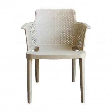Vista frontale della poltrona Cathy tortora. Struttura ergonomica e resistente, ideale per arredamento moderno e funzionale.