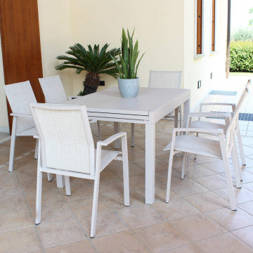 Set da esterno con poltrone Maili beige e tavolo bianco, ideale per arredare terrazze e giardini con stile.