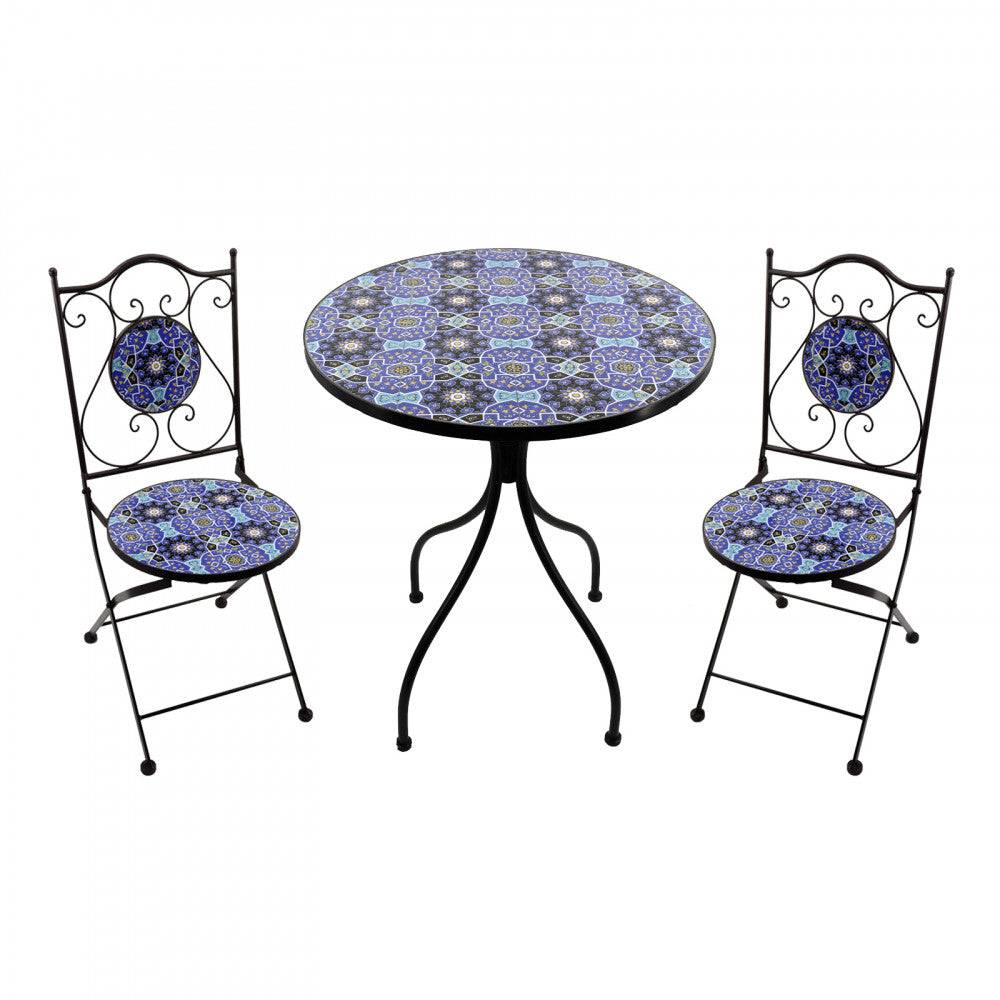 Set di tavolo rotondo con piastre in ceramica azzurro/blu con motivo geometrico, e due sedie pieghevoli in ferro con sedili e schienali decorati in ceramica colorata, ideale per esterni.