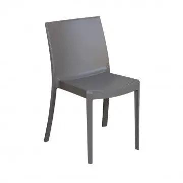 Sedia in polipropilene Perla senza braccioli in colore taupe, vista frontale angolata. Dimensioni 55x47x82cm, design moderno e resistente.