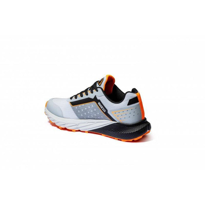 Vista posteriore della Scarpa Sparco Salou, sneaker traspirante con design moderno, dettagli arancioni e neri, suola flessibile. Misure 39-46.