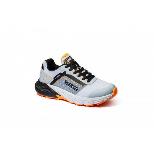 Scarpa Sparco Salou, sneaker leggera e traspirante con tomaia bianca, dettagli neri e arancioni, suola in gomma nitrilica. Misure 39-46.