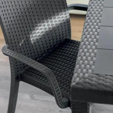 Dettaglio del Tavolo Rettangolare Houston nero con sedia coordinata in plastica stile wicker.