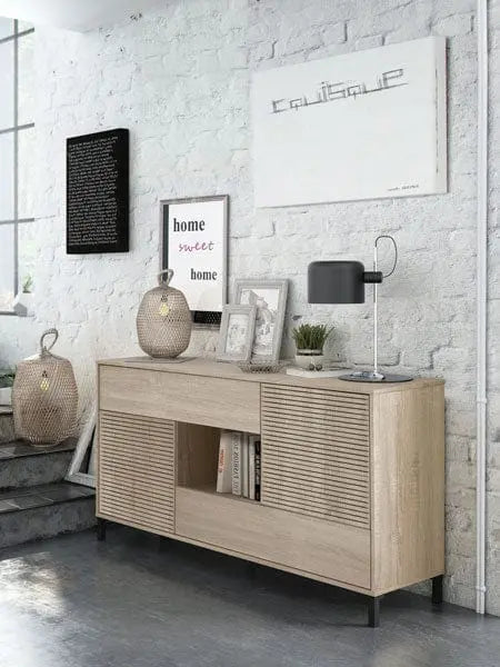 Credenza 2 ante e 2 cassetti in melaminico con sistema push, finitura legno chiaro, in un ambiente moderno. Dimensioni 154x41x75 cm.