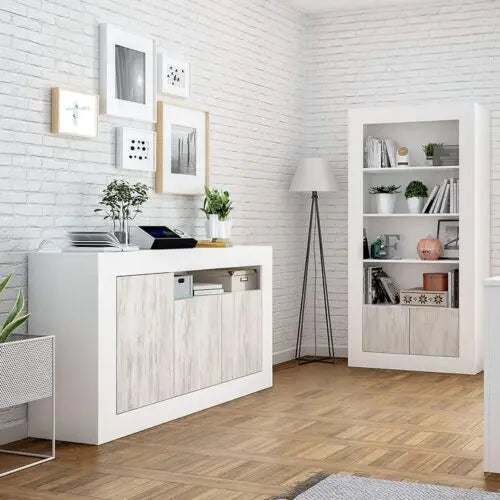 Credenza 3 ante bianco anticato in un soggiorno moderno con pareti bianche, pavimento in legno e decorazioni eleganti. Dimensioni 144x42x87 cm.