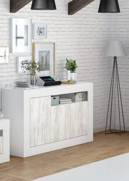 Credenza 3 ante bianco anticato in un ambiente moderno con decorazioni minimaliste e pavimento in legno. Perfetta per organizzare spazi con stile.