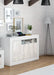 Credenza 3 ante bianco anticato in un ambiente moderno con decorazioni minimaliste e pavimento in legno. Perfetta per organizzare spazi con stile.