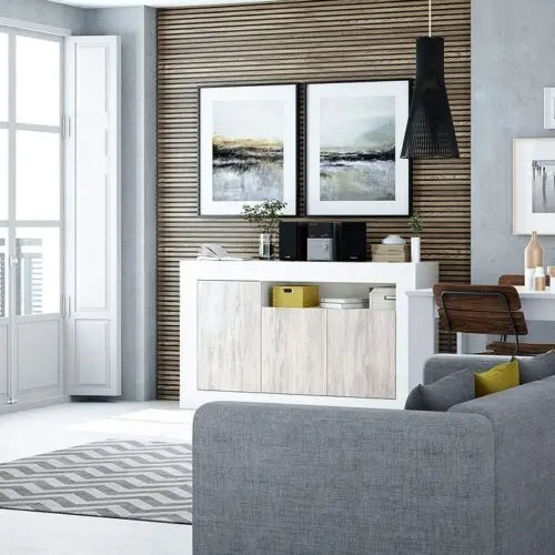 Credenza 3 ante bianco anticato in un soggiorno contemporaneo con pareti in legno e decorazioni artistiche. Ideale per spazi moderni e raffinati.