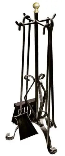 Gruppo camino 25x70h in ferro battuto nero con pomolo in ottone e 4 accessori, ideale per caminetti e stufe a legna. Design con lavorazione a ricciolo.