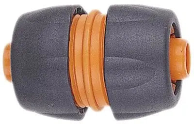 Riparatore per tubi 3/4 in plastica resistente, ideale per giunzioni di tubi con diametro interno da 15,5 a 19 mm. Accessorio per il giardinaggio con attacco 5/8” ÷ 3/4”, confezionato in blister.