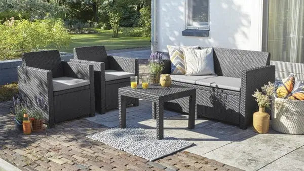Salotto Alabama Graphite con cuscini grigi in polipropilene, composto da divano, due poltrone e tavolino, ideale per giardino o terrazzo