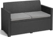 Divano a due posti Salotto Alabama Graphite con cuscini grigi, struttura in polipropilene effetto rattan per esterni