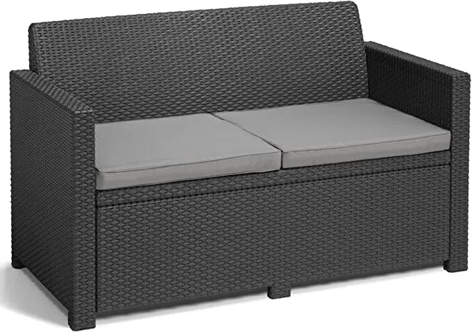 Divano a due posti Salotto Alabama Graphite con cuscini grigi, struttura in polipropilene effetto rattan per esterni